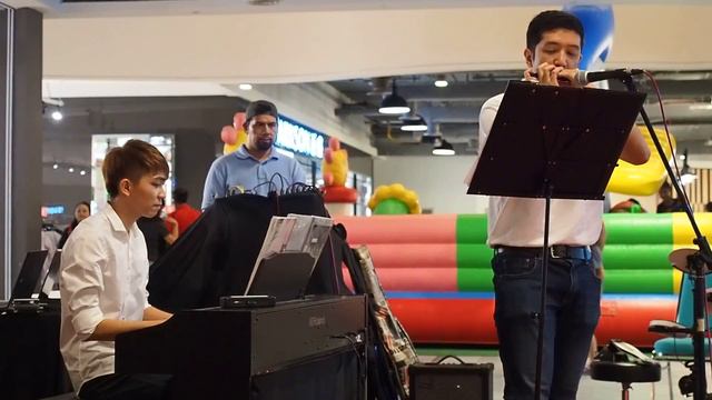 Christmas Jingle Bells Piano and Harmonica duet performance at Sunway Velocity Mall смотреть онлайн