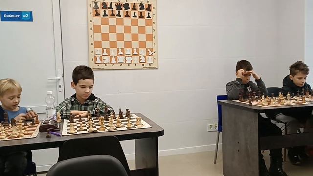 Татьяна Василевич даëт сеанс одновременной игры в шахматной школе. смотреть онлайн