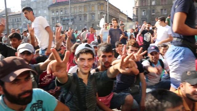 Asylum seekers at Keleti railway station in Budapest смотреть онлайн