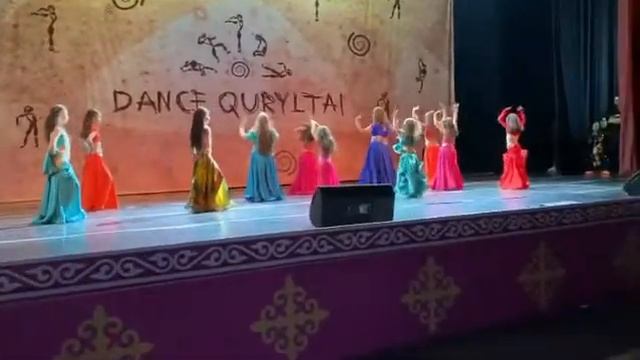 Групповое выступление танца живота смотреть онлайн