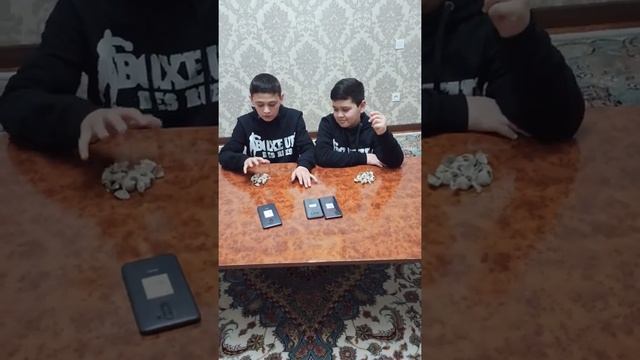 челендж кто первый кушает 5 конфет получить 2 телефон проигравший получить 1 телефон смотреть онлайн