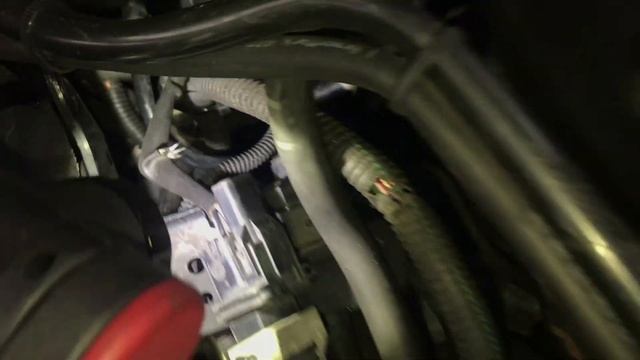 Volvo C30, Upper Radiator Hose Replacement (Manual Transmission) смотреть онлайн