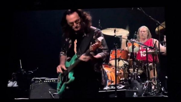 RUSH meets TOOL at Taylor Hawkins Tribute concert. Geddy Lee, Alex Lifeson and Danny Carey play YYZ