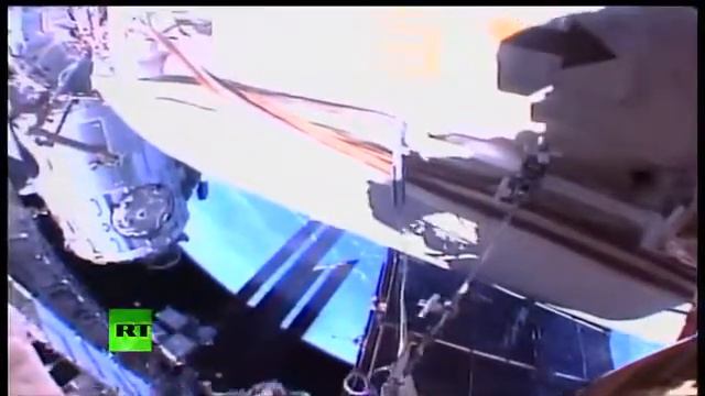 Выход в открытый космос.