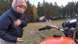 Учимся ездить на Иж Юпитер 5. Девочка первый раз села на мотоцикл. Мотоцикл СССР.