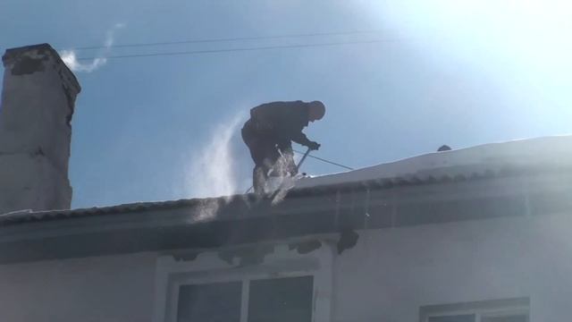Снег. Очистка кровли. Новомосковск, ул.Комсомольская 21/34 смотреть онлайн