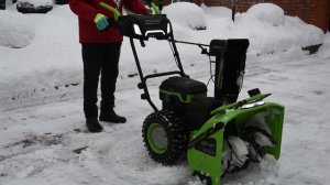 Аккумуляторный снегоуборщик Greenworks GD82ST56 обзор и жесткий тест