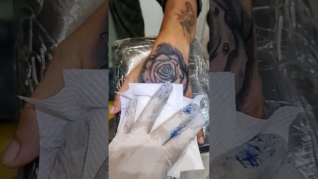 hand tattoo for men - rose design смотреть онлайн