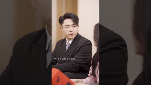 灰姑娘和億萬總裁契約結婚，卻在宴會慘遭心機女潑酒，總裁霸氣護妻：一顆釦子16萬！ 【周安然】 смотреть онлайн