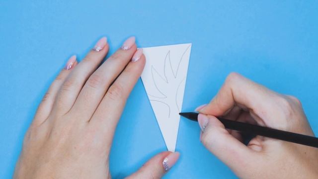 Простая СНЕЖИНКА ИЗ БУМАГИ | Как красиво вырезать снежинку смотреть онлайн