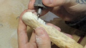 Резьба гравером рукоять ножа из рога Гуль