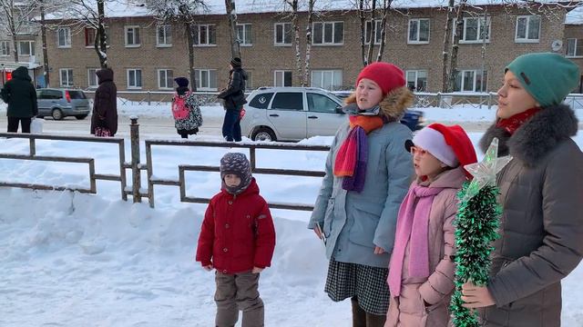 Рождество Христово. Колядки на улице смотреть онлайн