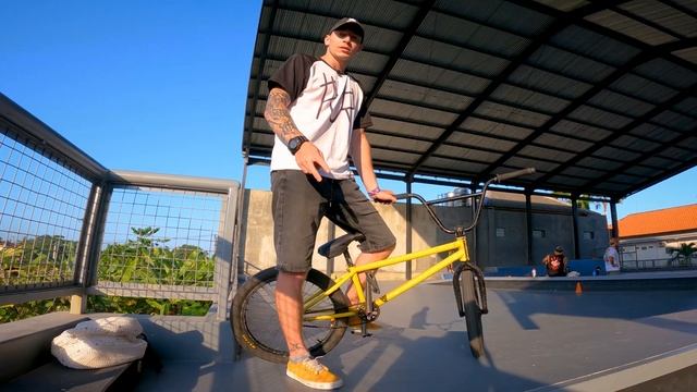 Как сделать ЧИКЕН БАРСПИН на BMX/MTB | How to CHICKEN BARSPIN смотреть онлайн