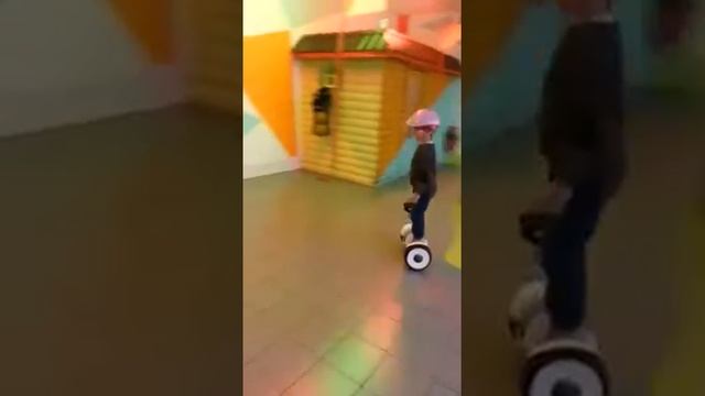 Полина катается на героскутере. смотреть онлайн