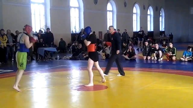 Как дерется мой друг соривнования по кикбоксингу в Киеве он в зельоно белих шортах смотреть онлайн