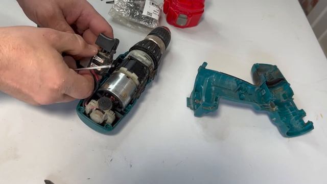 Cordless Drill Repair  - Switch Trigger Replacement On Makita 6317D Electric Drill