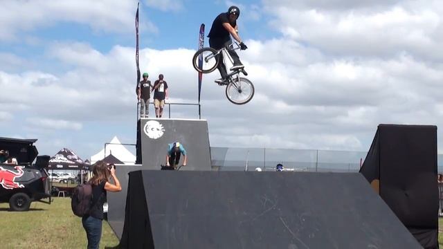 Gravity Clash at the Cape Argus Sport Show - Mar 2016 смотреть онлайн