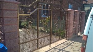 Примеры ворот и ограждений с использованием канилированой сетки.