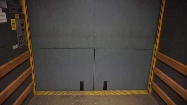 Original 1980s DEVE holeless hydraulic freight elevator @ Kungsgatan 65, Eskilstuna, Sweden смотреть онлайн