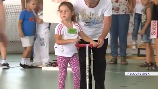 В Лесосибирске прошли гонки на самокатах среди малышей смотреть онлайн