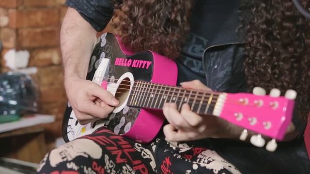 Marty Friedman Plays Hello Kitty Guitar Serenade смотреть онлайн