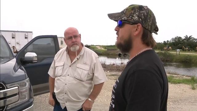 Python hunting challenge: Father-son team catch 41 constricting snakes to win $10K смотреть онлайн