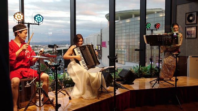 The Syncopated Clock (シンコペーテッド・クロック) - アコーディオン フルート смотреть онлайн