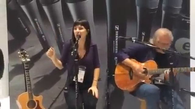Sara Niemietz & Snuffy Walden at Sennheiser NAMM 2014 part 2 смотреть онлайн