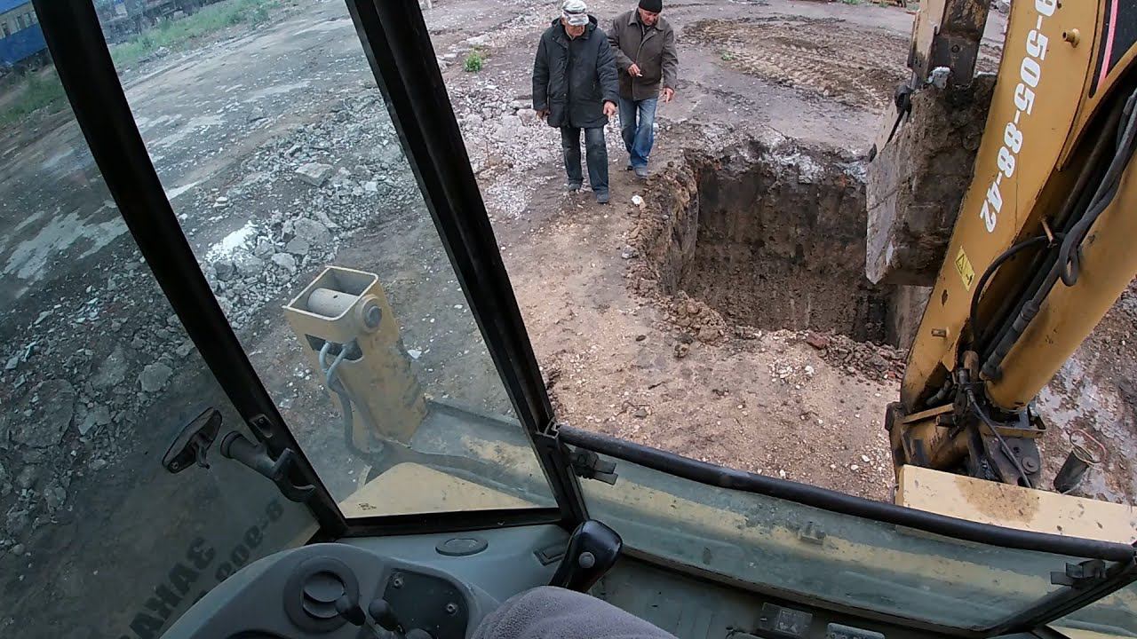 Копаю ямки под бетонный массив. Прикольные дедушки. смотреть онлайн