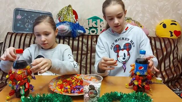 Як зробити новорічну ялинку з доступних матеріалів!? //Новорічний DIY// Ялинка з гірлянди!🍭🙃🍬🌲🍫 смотреть онлайн