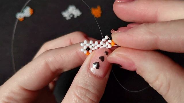 Фигурка маленький гусь из бисера в технике крестик