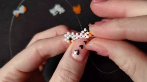 Фигурка маленький гусь из бисера в технике крестик