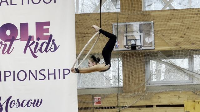 Выступление на соревнованиях по воздушной гимнастике смотреть онлайн