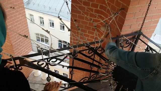 Звонарь Наталья Бородулина на колокольне Заиконоспасского монастыря 31.07.2018 (отрывок) смотреть онлайн