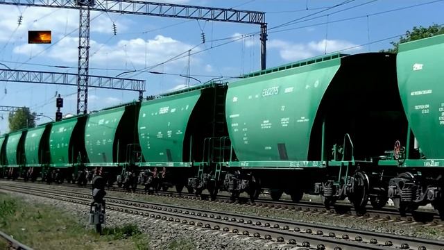 54 зелёных! ВЛ80К-110 с грузовым поездом смотреть онлайн