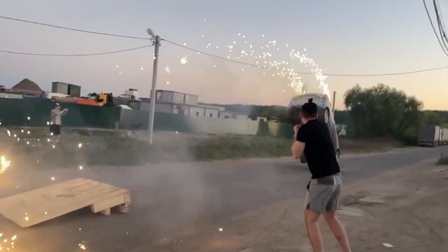 Хозяева запустили Матиз в небо. ПАРАДЕЕВИЧ ЧУТЬ НЕ ПЕРЕВЕРНУЛСЯ!!!! смотреть онлайн