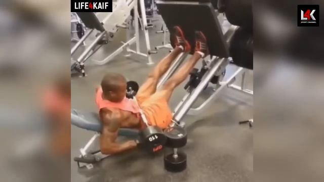 Как тренируются профессионалы | Тренажерный зал Приколы смотреть онлайн