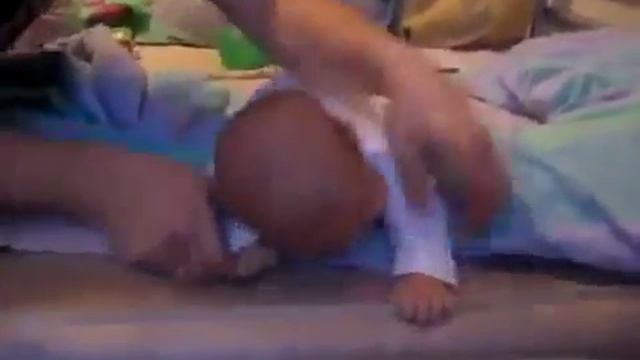 Интересно! С малышом только ПАПКА может так! Смешно гарантировано смотреть онлайн