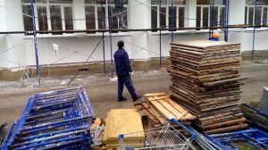 Фасад,Демонтаж рамных строительных лесов..