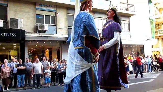 Потрясающие танцы гигантов на улице Валенсии (Испания) Valencia(Spain) смотреть онлайн