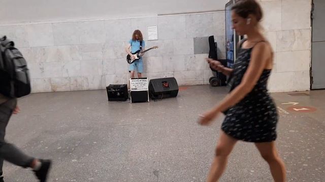 Уличный музыкант ANDREW DEN рок. Straßensänger in der Moskauer U-Bahn, Rock смотреть онлайн