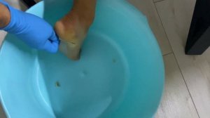 Чистим пятки , очень легко и быстро