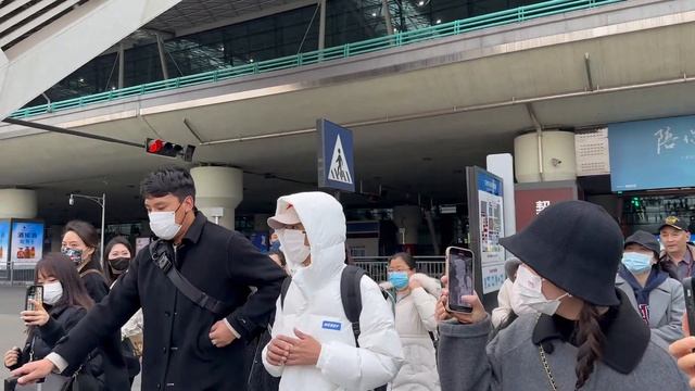 【2023.03.01】Tenzin arrived at Chengdu Airport (landscape view) (Beijing to Chengdu) 丁真抵达成都机场 横屏饭拍 смотреть онлайн