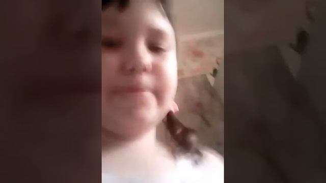 Прикольно получился мем около холодильника девочка хохочет у горяшиго дома смотреть онлайн