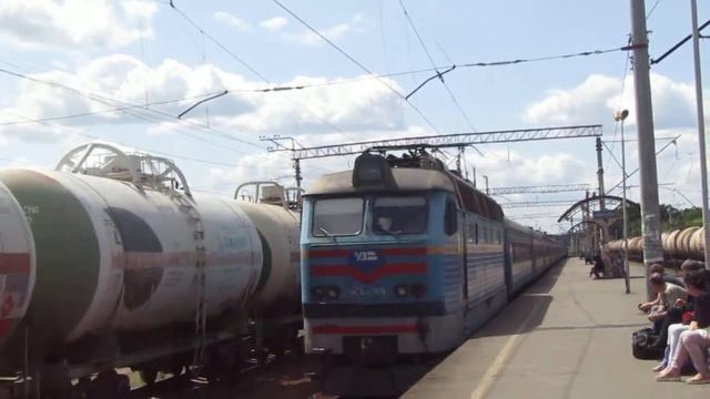 Электровоз ЧС4-189 с пассажирским поездом проследует станцию смотреть онлайн