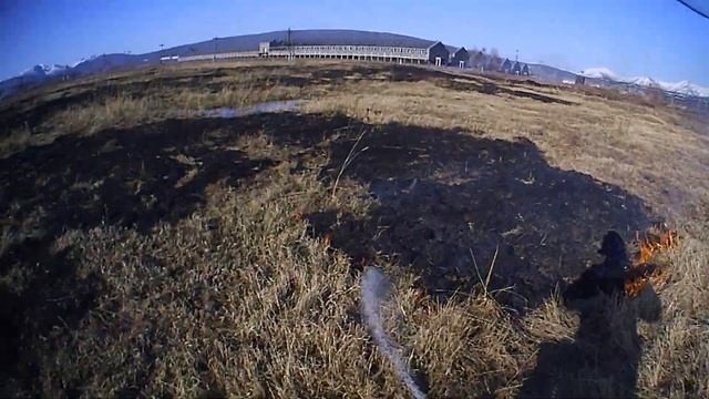 Сухая трава. Ранцевый огнетушитель Ермак в действии. (10.05.19) смотреть онлайн