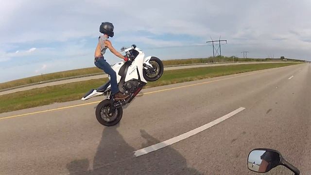 CBR1000RR Long wheelie смотреть онлайн