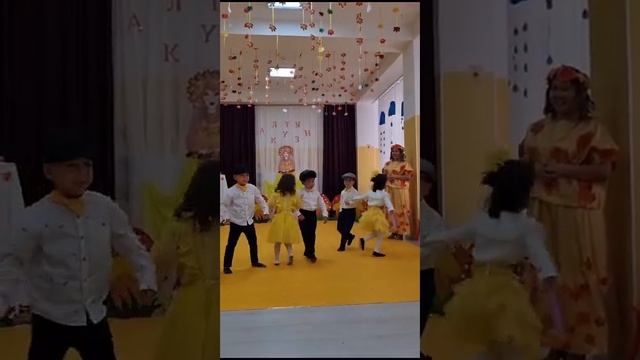Қайта қайта балабақша биі. Жұп ұл мен қыз. Парный танец детский сад. смотреть онлайн