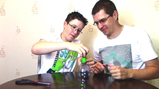 Как сделать свисток! Как делать дуделка болельщика из бутылки своими руками - Отец и Сын №124 смотреть онлайн