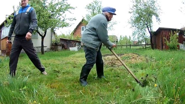 Як навчитись косити траву КОСОЮ смотреть онлайн